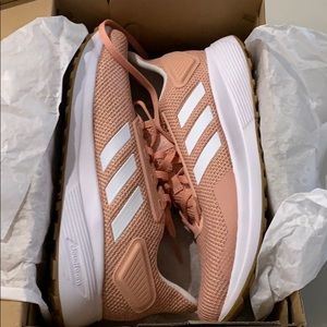 Brand new Ladies DURAMO 9 size 7